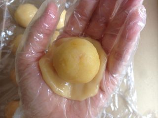 19、广式榴莲绿豆月,放入馅料