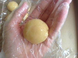 20、广式榴莲绿豆月,收口搓圆，在表面粘一些玉米淀粉防粘，多余的粉要拍掉