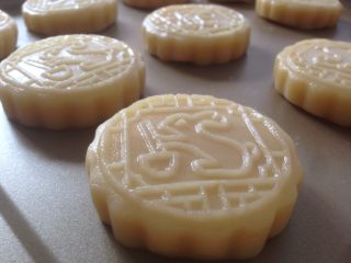 22、广式榴莲绿豆月,再倒扣，敲出来倒在东菱K40C烤箱自带的不粘烤盘上