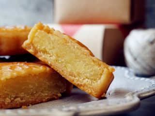 26、广式榴莲绿豆月,咬一口，很香的榴莲味