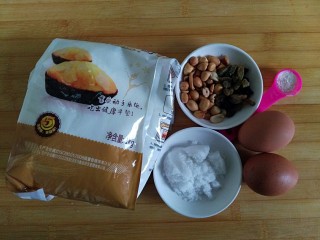 1、#家有烤箱#桃酥甜甜圈,材料备齐