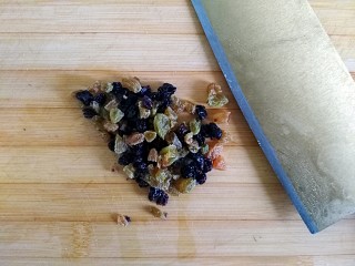 2、#家有烤箱#桃酥甜甜圈,浸泡好的果干沥干水分，拦腰切一刀