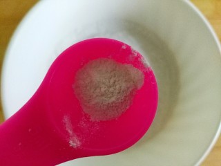 3、#家有烤箱#桃酥甜甜圈,泡打粉与低粉混合待用