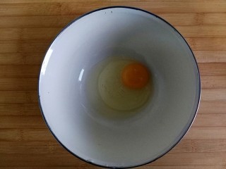 4、#家有烤箱#桃酥甜甜圈,取一空碗打入一个全蛋和一个蛋白