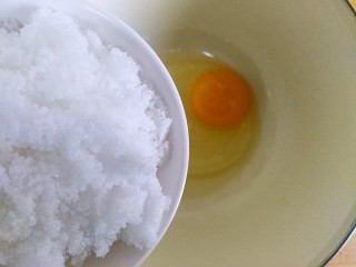 5、#家有烤箱#桃酥甜甜圈,加入全部白糖