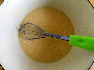 6、#家有烤箱#桃酥甜甜圈,利用手抽打蛋器打至白糖完全融合，乳化阶段