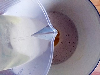 7、#家有烤箱#桃酥甜甜圈,倒入玉米油搅打完全融合