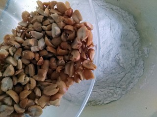 9、#家有烤箱#桃酥甜甜圈,倒入全部花生碎