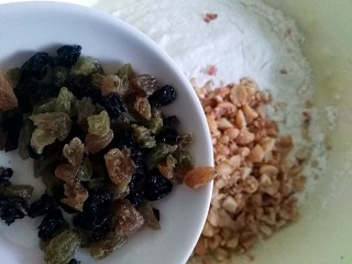 10、#家有烤箱#桃酥甜甜圈,倒入全部果干