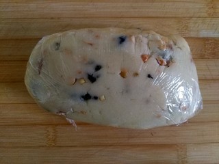 11、#家有烤箱#桃酥甜甜圈,盖保鲜膜静置5分钟