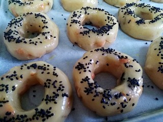 14、#家有烤箱#桃酥甜甜圈,表面撒一圈黑芝麻，轻轻用手压一下，避免容易掉