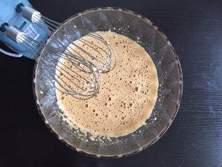 5、红枣糕,用电动打蛋器打发至体积变大，小气泡的状态