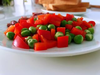 3、披萨吐司盏，补钙、补充胶原蛋白,捞出沥干水分，加入点点的盐拌匀，这样在吃的时候才觉得味道更鲜美。