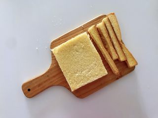 4、披萨吐司盏，补钙、补充胶原蛋白,用刀把吐司四周的边切掉，用擀面杖稍稍擀薄点，增加吐司的紧实度。