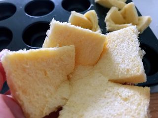 6、披萨吐司盏，补钙、补充胶原蛋白,切好的吐司片向一个方向重叠。