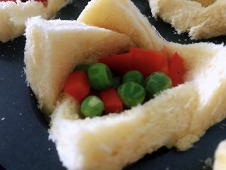 9、披萨吐司盏，补钙、补充胶原蛋白,红椒丁、豌豆丁。