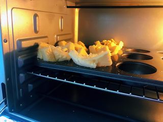 11、披萨吐司盏，补钙、补充胶原蛋白,烤箱180度预热，中层烤8分钟即可，具体时间和温度请根据自家烤箱调整到最合适温度。