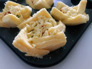 10、披萨吐司盏，补钙、补充胶原蛋白,上面再撒多一些的芝士。