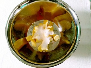 2、抹茶全麦饼干,加入糖粉