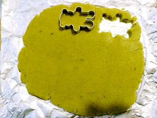 9、抹茶全麦饼干,冷藏好后，拿出饼干模具，拓出自己喜欢的饼胚