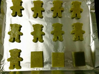 10、抹茶全麦饼干,小心脱模后，摆放在铺好锡纸的烤盘里，注意留间距