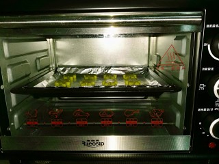 11、抹茶全麦饼干,烤箱预热10分钟，160度上下火烤25分钟