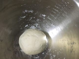 1、凉皮,把面粉和成面团，稍微硬一点，放置盆中醒一个小时