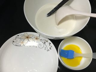 3、凉皮,把澄面浆的清水给倒出不用，再把面浆搅成面糊，准备一个空盘，适量的油和刷子