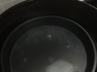 4、凉皮,把面糊倒入披萨盘中，转动披萨盘，让面糊厚薄均匀的铺在盘上，然后放在锅里蒸2分钟左右，面皮起大泡即可拿出