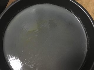 5、凉皮,蒸好的每张面皮刷上油，叠放在一起才不会黏到一起