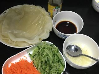 7、凉皮,把胡萝卜和黄瓜切成丝，蒜拍碎放入适量的盐水中，味极鲜酱油和适量的醋放一起融合