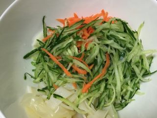 9、凉皮,把凉皮切好，加入黄瓜丝合胡萝卜丝，蒜泥水，酱油醋调好的汁，一起搅拌