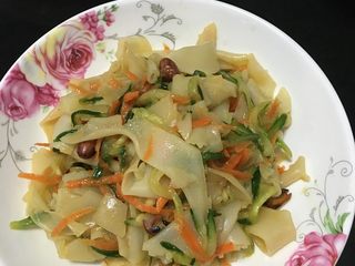 10、凉皮,这就是装好盘的成品