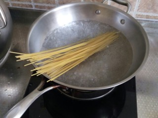 1、简易芝士焗意面,烧一锅水 水多些，沸腾后加入一把意大利面 一丢丢盐一丢丢植物油 然后开始煮面。由于构成意大利面的小麦属于性质小麦粉，所以煮面的时间比较久 大概10分钟左右 我们的水要多些足够将面煮熟。