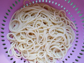 2、简易芝士焗意面,煮熟的意面过冷水淋净 放一旁备用