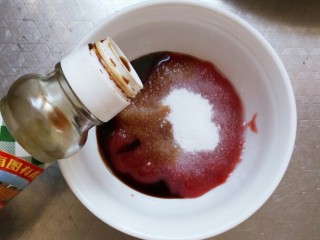 6、简易芝士焗意面,加少于酱油 之后将酱汁拌匀备用