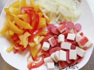 7、简易芝士焗意面,把洋葱 彩椒切丝 香肠蟹棒切块