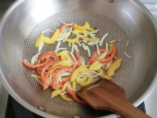 9、简易芝士焗意面,慢慢炒出香味 基本变软就可以