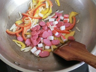 10、简易芝士焗意面,之后加入蟹棒香肠继续翻炒