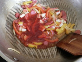 11、简易芝士焗意面,加入酱汁炒匀