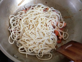 12、简易芝士焗意面,加入意大利面接着翻炒