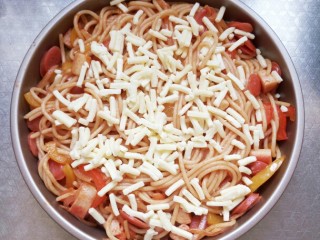 16、简易芝士焗意面,在表面均匀的撒上马苏里拉奶酪  因为我手里只有这些奶酪了 大家可以多放 把盘子铺满最好