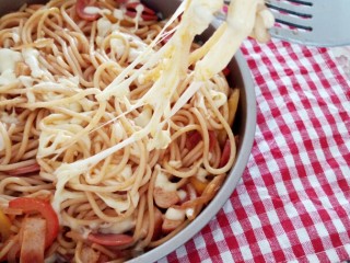 19、简易芝士焗意面,我用的安佳马苏里拉奶酪 因为是原制奶酪所以拉丝效果特别好 一点点也可以拉好长。吃一口美死了