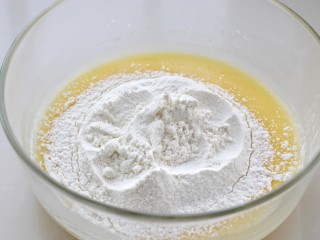 3、肉松小贝,然后筛入低筋面粉