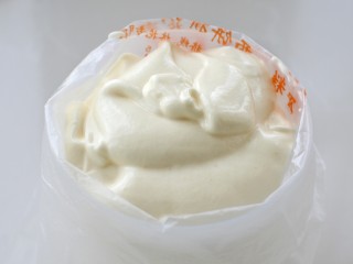 8、肉松小贝,取适量面糊放入裱花袋中,裱花袋前端剪小口