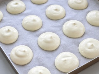 9、肉松小贝,烤箱上下火200度预热,烤盘中铺油纸,在上面挤出直径约5cm的圆面糊,注意每个面糊之间要留空隙,以免烤制时膨大粘连