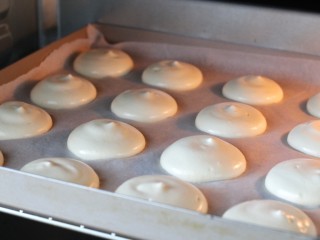 10、肉松小贝,放入预热好的烤箱中层,温度改为上下火180度烤约15分钟