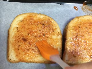 1、吐司披萨????,吐司片擦上披萨酱