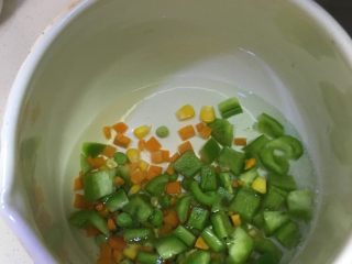 2、吐司披萨????,把各种素菜烫一下，西红柿除外