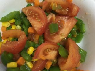 3、吐司披萨????,烫好的素菜捞起加上西红柿，加点调味品，盐和黑胡椒